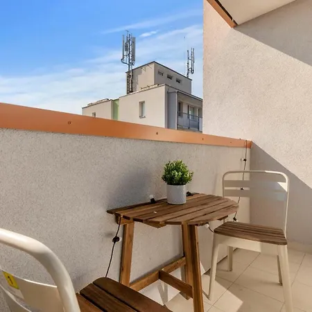 Lam Rose - Ac - Terrace Pressburg